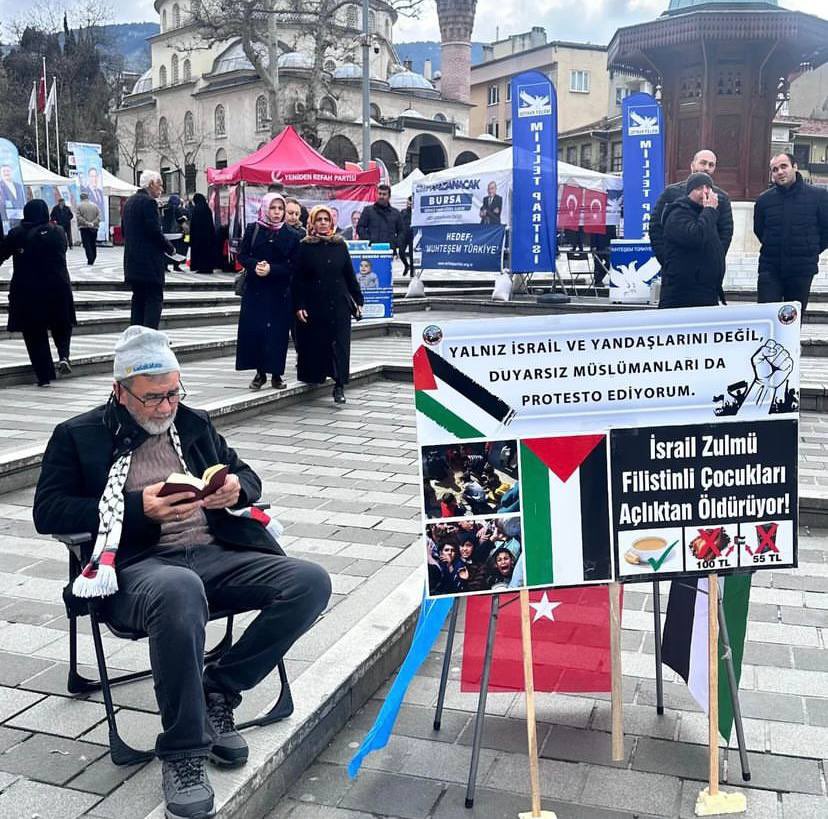 Tek başına bir eylemci! 📸 Bursa’da yaşayan emekli matematik öğretmeni Cahit Gül, şehrin meydanında oturma eylemi gerçekleştirerek terör devleti İsrail’i, yandaşlarını ve yaşananlara duyarsız kalan Müslümanları tek başına protesto ediyor.