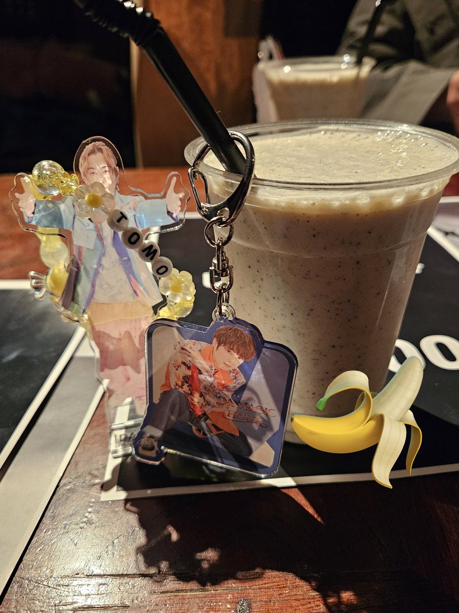 11AvsdAlC1bLLTC's tweet photo. あー楽しかった😆素敵空間
地下のバーで🍌バナナシエィク飲みながらモニターでDA PUMPのMV観ながら
フォロワーさん達とワイワイガヤガヤ
そして今日もTOMOさん💛が気さくで
カッコ良くロンTの色迷って選んでもらいました🙇♀️🥰
おめでとうも伝えられて良かった😊
#blackxblack
#bar1985
#DAPUMP
#TOMO https://t.co/mOkpQBt21w