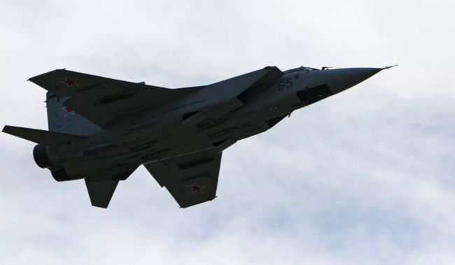 Два стратегических бомбардировщика В-1В ВВС США, летевшие в сторону российской границы, были развернуты над Баренцевым морем истребителем МиГ-31 из состава дежурных сил ПВО. Об этом сообщает Минобороны РФ.