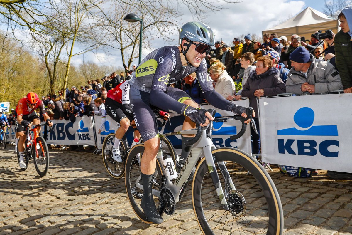 🇧🇪 #GW24 Meanwhile we have @KamilMalecki04 racing strongly in a slimmed down peloton. He’s just 36sec off the leaders. 55km to go! 📸: @SprintCycling