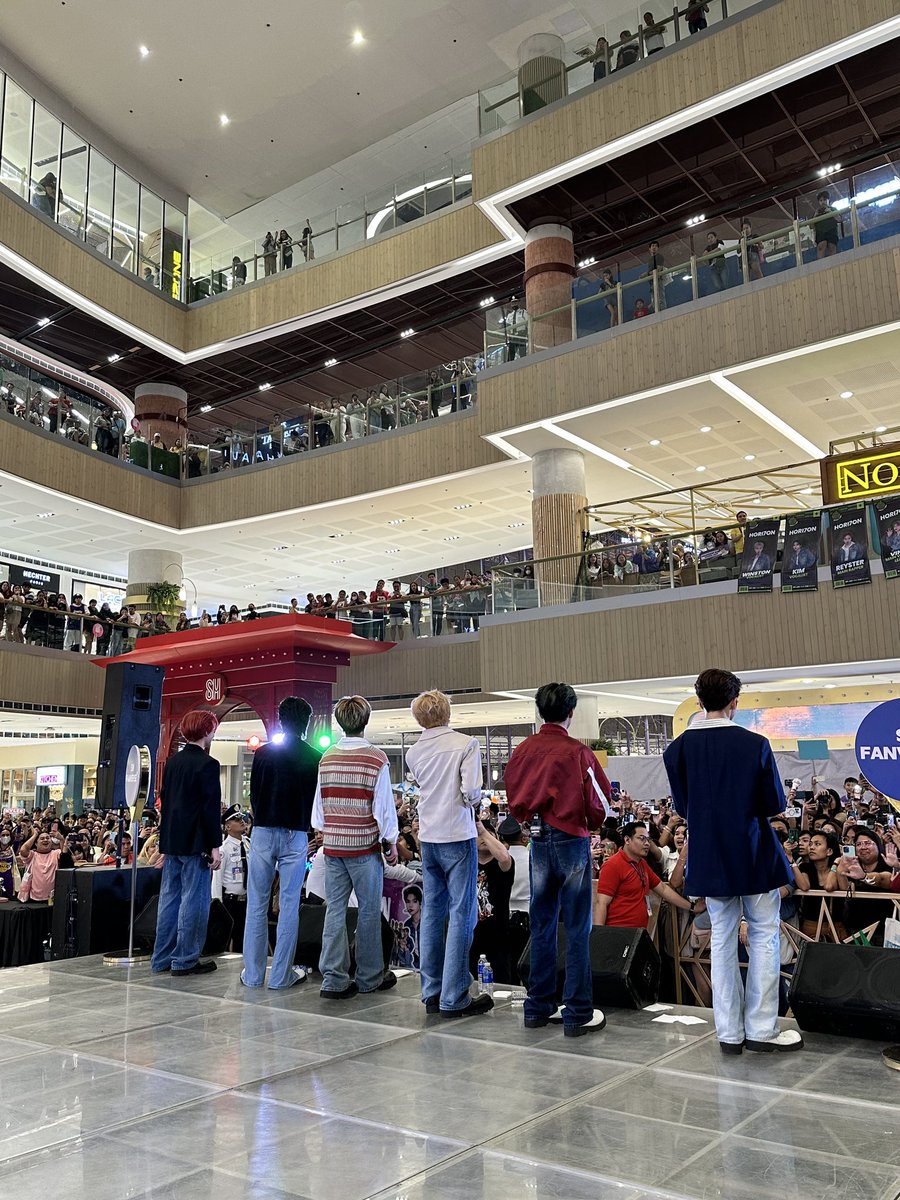 HORI7ONofficial's tweet photo. 2024. 03. 24.

@ THE LUCKY FAN SIGNING EVENT in North Edsa

#HORI7ON #호라이즌 #LUCKY 🍀 https://t.co/MQSjHy1XcF