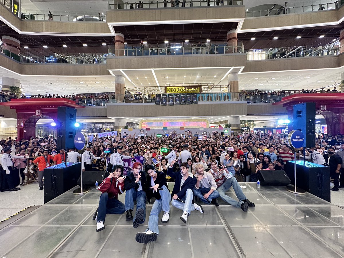 HORI7ONofficial's tweet photo. 2024. 03. 24.

@ THE LUCKY FAN SIGNING EVENT in North Edsa

#HORI7ON #호라이즌 #LUCKY 🍀 https://t.co/MQSjHy1XcF