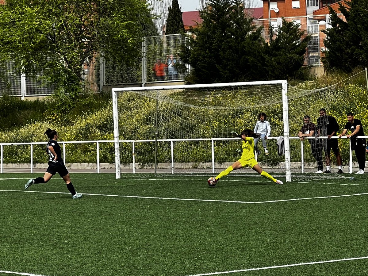 Dany_huertk9's tweet photo. 💥 Aᴅʀɪᴀɴᴀ Sɪʀɢᴏ 🧤 con 0-0 (ya había realizado 3 paradas de gran mérito) y antes de que su compañera Sonso marcara el 0-1 en el primer tiempo.
📌 Un momento clave del #RayoSporting que acabó 2-3.
@adriisf04 / @RealSportingFem /
#RayoSporting https://t.co/7eV0Me7tx8