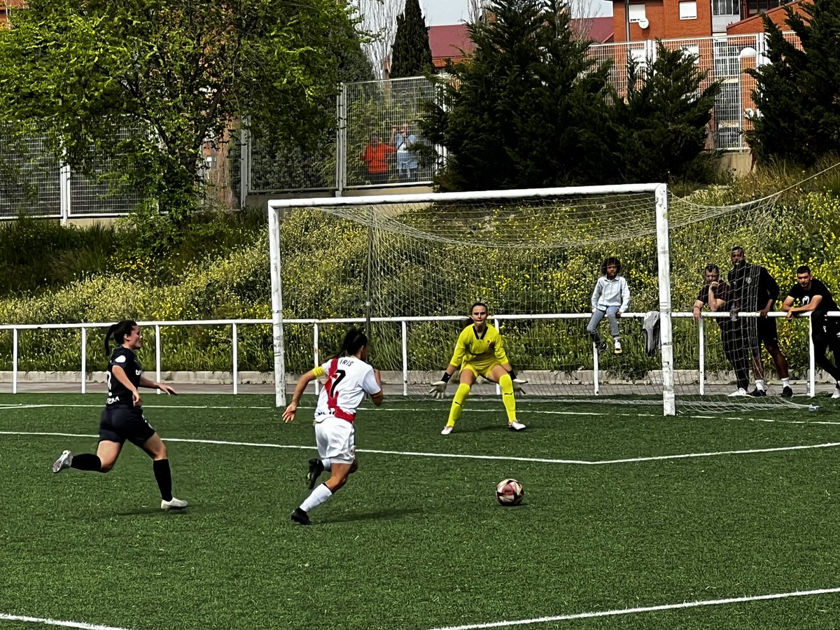Dany_huertk9's tweet photo. 💥 Aᴅʀɪᴀɴᴀ Sɪʀɢᴏ 🧤 con 0-0 (ya había realizado 3 paradas de gran mérito) y antes de que su compañera Sonso marcara el 0-1 en el primer tiempo.
📌 Un momento clave del #RayoSporting que acabó 2-3.
@adriisf04 / @RealSportingFem /
#RayoSporting https://t.co/7eV0Me7tx8