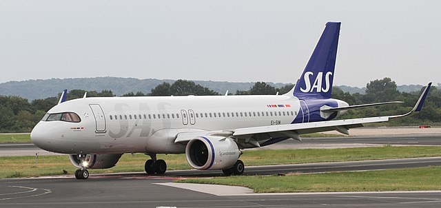 Lørdag satt SAS 18 fly på bakken for en sikkerhetssjekk, det førte til at 49 av 1140 flygninger i Skandinavia ble kansellerte. I Norge ble 8 flyvninger avlyst lørdag, alle avganger fra Oslo går som planlagt søndag. 📷 wikimedia osloairports.com/2024/03/sas-fl…