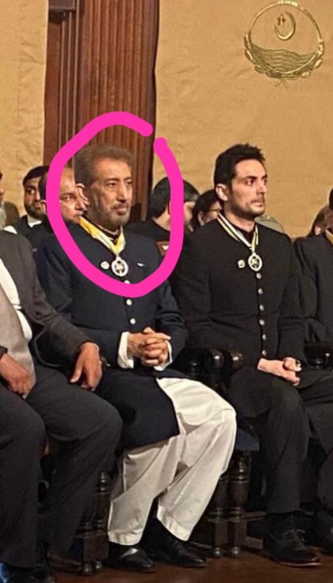 یہ ڈاکٹر ایاز محمود ہیں جنہوں نے جعلی طریقے سے نواز شریف کے پلیٹلیٹس کم کر کے دکھائے اور ملک سے فرار کروایا۔  آج ان کی خدمات کے عوض انہیں تمغہ ملا ہے۔  ضمیر فروشی کی قیمت
