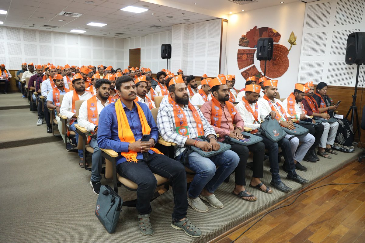 BJP4Karnataka's tweet photo. ಬಿಜೆಪಿ ರಾಜ್ಯ ಕಾರ್ಯಾಲಯ ಜಗನ್ನಾಥ ಭವನದಲ್ಲಿ ಇಂದು ರಾಜ್ಯ ಸಾಮಾಜಿಕ ಜಾಲತಾಣ ಪ್ರಕೋಷ್ಠದ ಸಭೆ ನಡೆಯಿತು.

ಈ ಸಂದರ್ಭದಲ್ಲಿ ರಾಜ್ಯ ಪ್ರಧಾನ ಕಾರ್ಯದರ್ಶಿಗಳಾದ ಶ್ರೀ @preethamgowda_j, ಸಾಮಾಜಿಕ ಜಾಲತಾಣ ಪ್ರಕೋಷ್ಠದ ರಾಜ್ಯ ಸಂಚಾಲಕರಾದ ಶ್ರೀ @PrashantMakanur, ಸಹ ಸಂಚಾಲಕರಾದ ಶ್ರೀ @kadadip, ಶ್ರೀ @Narendramurthy, ರಾಜ್ಯ ಸಮಿತಿ ಸದಸ್ಯರು, ವಿವಿಧ ಜಿಲ್ಲೆಗಳ ಸಂಚಾಲಕರು, ಸಹಸಂಚಾಲಕರು ಮತ್ತು ಪ್ರಮುಖರು ಉಪಸ್ಥಿತರಿದ್ದರು.