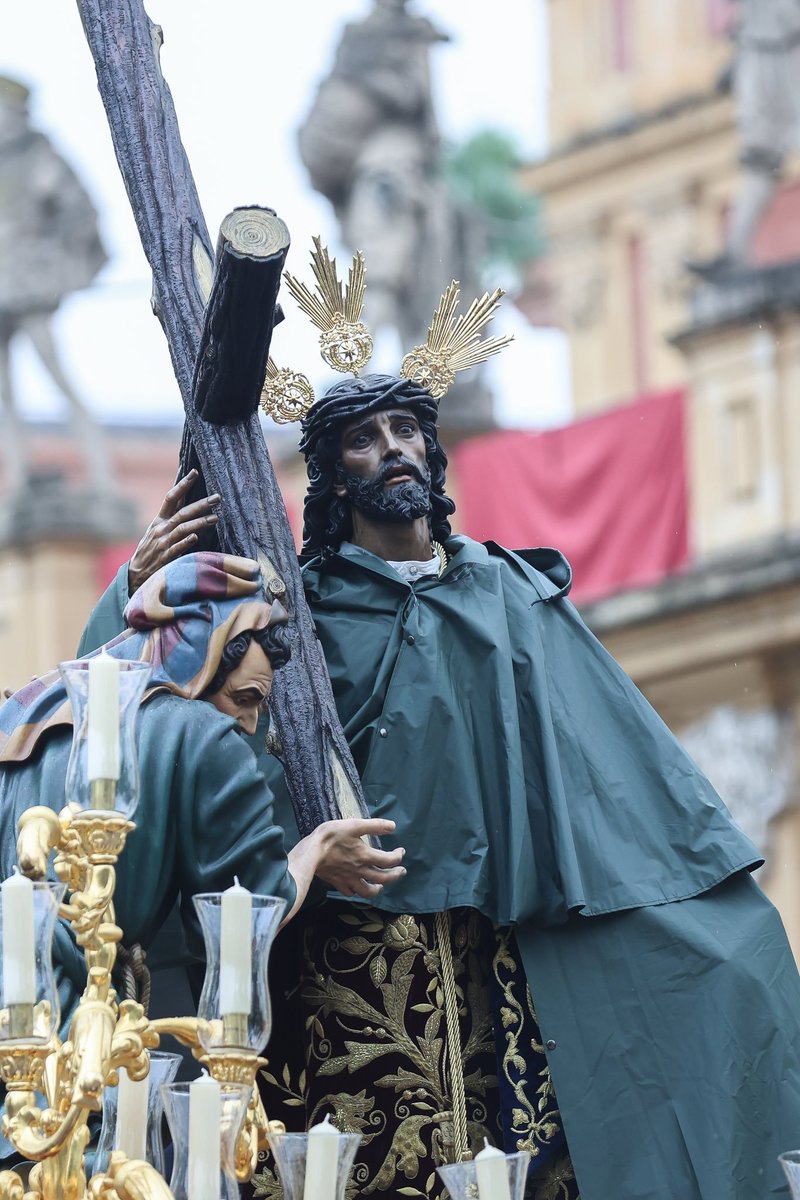 PasionDeSevilla's tweet photo. El Señor de la Victoria con chubasquero.

#SSantaSevilla24 https://t.co/qcxFLPxJRb