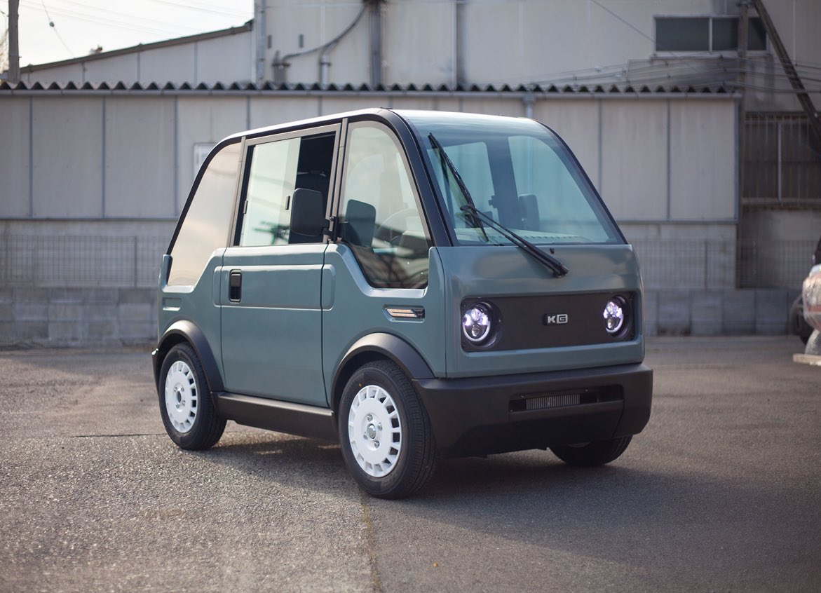 GadgetMitchy's tweet photo. KG Motorsから1人乗り電気自動車「MINIMUM MOBILITY」が予約開始！

✅航続距離:100km
✅最大積載量:45kg
✅最高速度:60km
✅価格:100万円(税込)

1人で近場のスーパー行くくらいの使い方なら全然困らなさそう

かわいいし乗ってみたい！
気になる〜！ https://t.co/RumO8wJ5ia