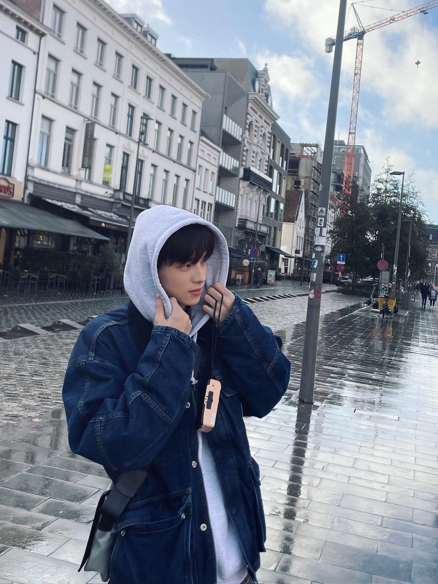 Hey everyone! It's Shinyu! The weather may be easing up a bit, but it's still chilly out there. Make sure to bundle up and stay warm, and don't forget to take care to avoid catching a cold! Have you had your meal yet? Don't forget to eat on time. Let's catch up soon!