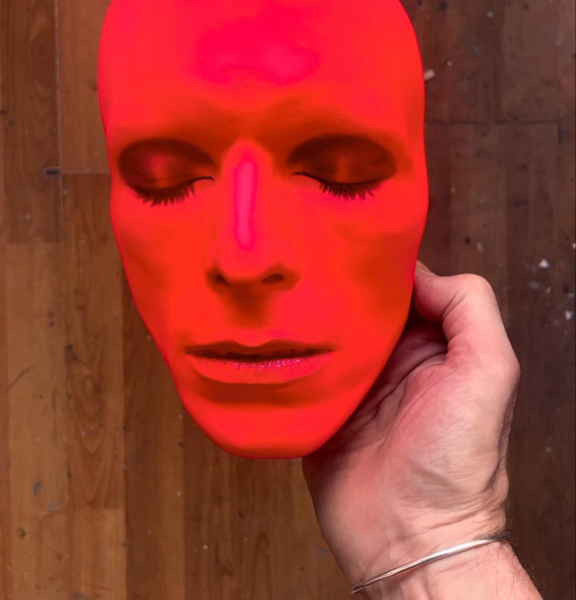 TradeMarkArt's tweet photo. ‘Neon Hammersmith Ziggy’ reflecting the deep red look of the D A Pennebaker live Hammersmith 73 footage . acrylic, oil and spray paint on plaster mask. #davidbowie #bowiemask #ziggystardust #ziggystardustmotionpicture https://t.co/j0xVv76kVI