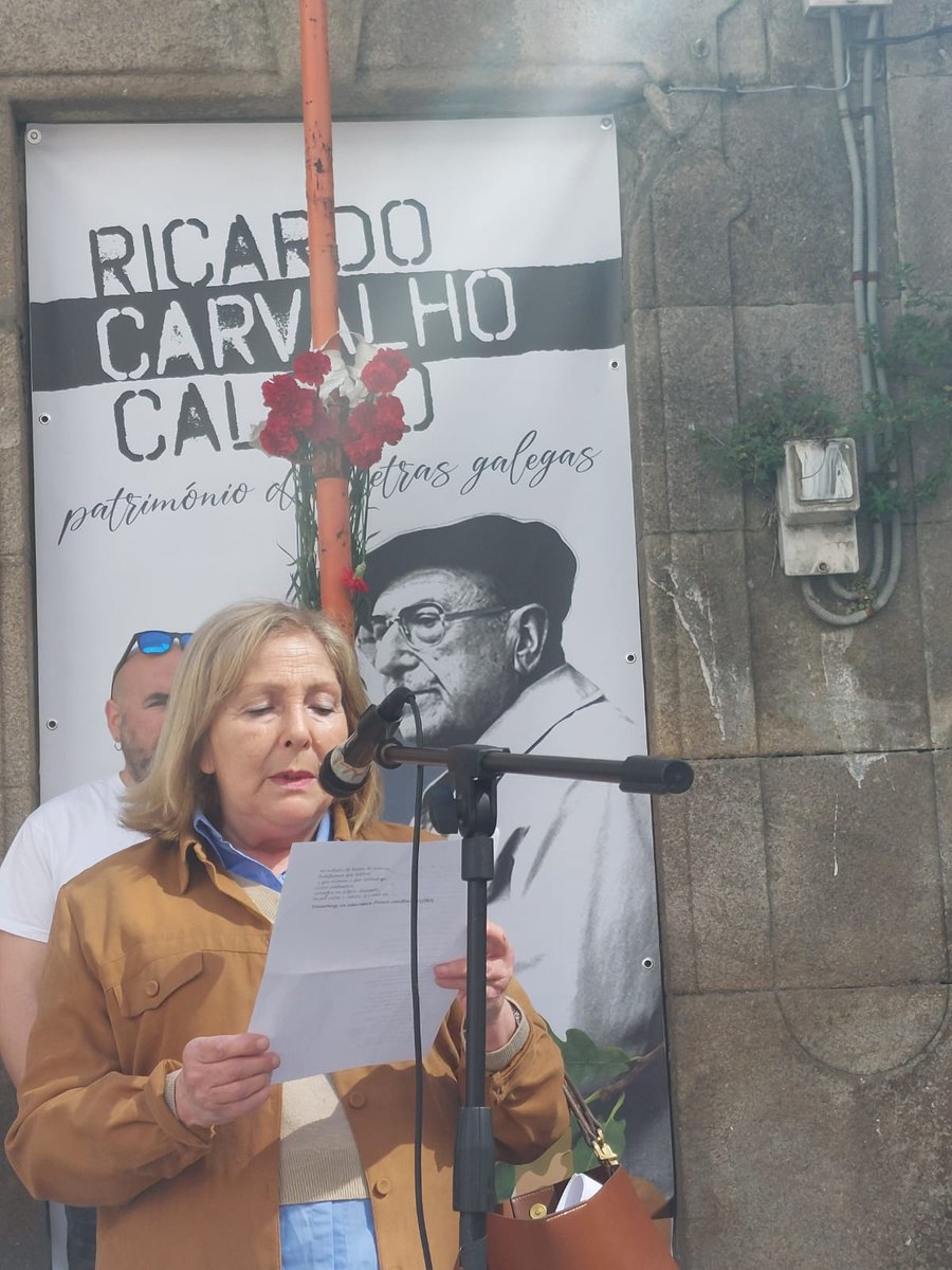 👉🏼 Nesta manhá soleada reivindicamos em #FerrolVelho a figura do ilustre ferrolano Ricardo Carvalho Calero numha participativa homenagem que contou com poesia e música.