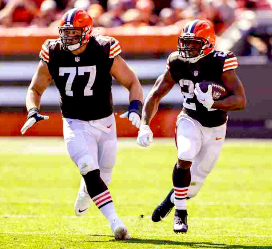 Good Morning My Cleveland Browns Family! The most beautiful thing to watch on offense is simultaneously the scariest thing that can happen to a defender!
Wyatt Teller pulling with Nicholas Jamaal Chubb following and they make into the open field💪😤
#DawgPound 
#BusinessDecisions