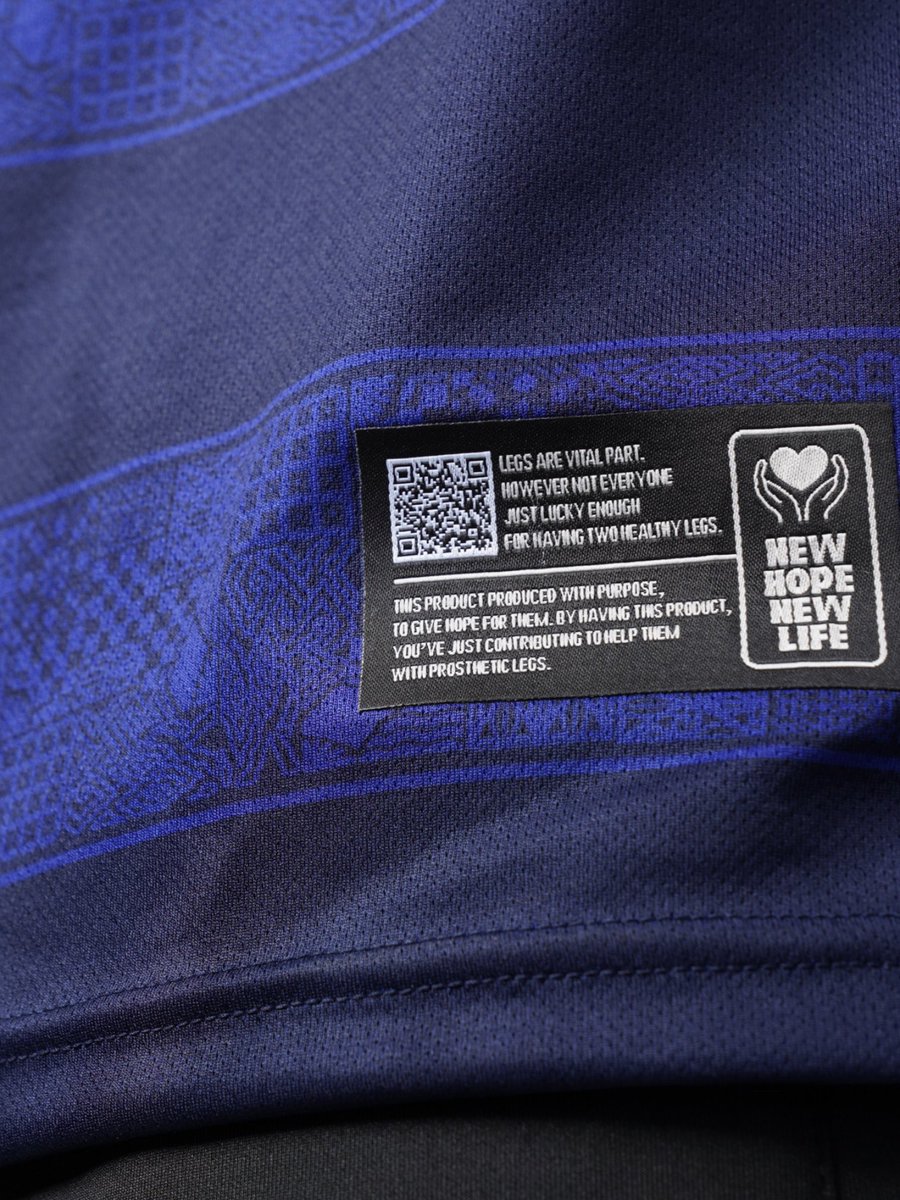 sociohipster's tweet photo. @mikhahotasi @Jerseyforum Bukan jersey klub lokal, tapi ini kolaborasi antara MILLS x Biru edisi “New Hope, New Life”. Seluruh keuntungan dari penjualannya didonasikan ke Yayasan Peduli Tuna Daksa untuk jadi kaki palsu bagi yang membutuhkan. 

https://t.co/zlWfLw0vD2 https://t.co/any6SYv4dU