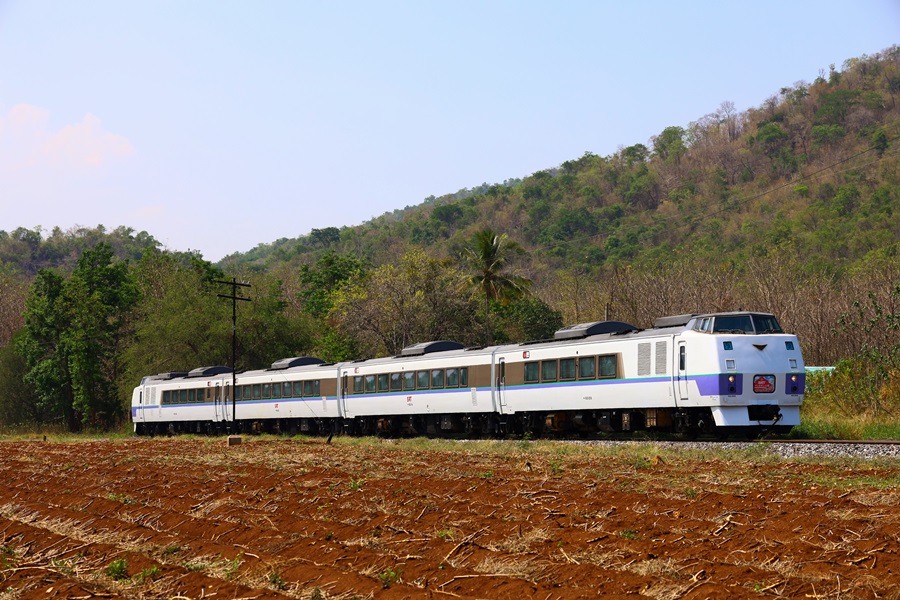 タイには日本を模した施設がありますが、キハ183系が走り抜けるこの