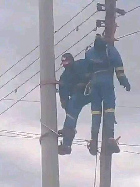 DISCRAIMER: BEWARE CONTENT. Two Kenya power staffs electrocuted to death at Kaplamai in Trans Nzoia County while replacing rotten pole.