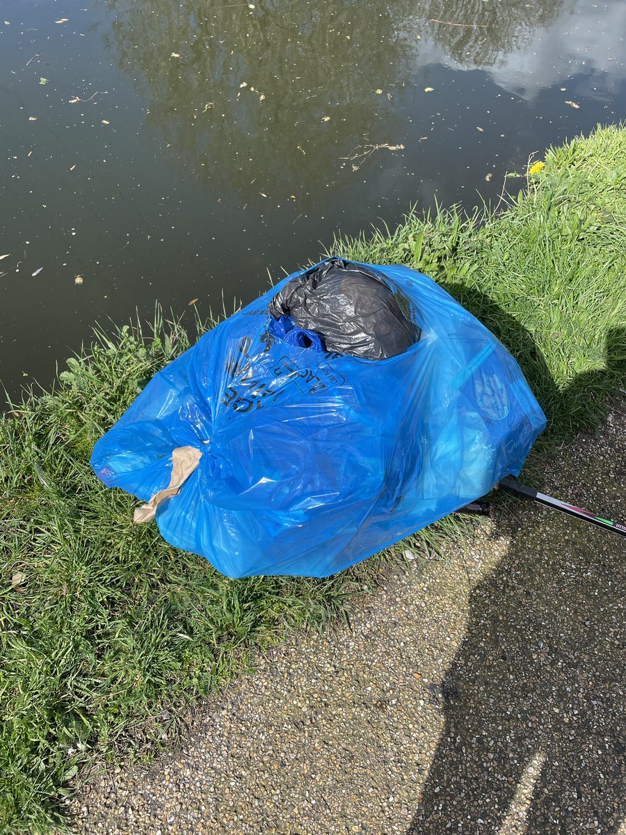 Session 6 of our Great Big Canal Cleanup - part of @KeepBritainTidy’s #GBSpringClean - saw one member tackle the @BlairPeachPS to Bulls Bridge section of the #GrandUnionCanal towpath. Path itself was pretty clean but loadza rubbish behind all the fences.