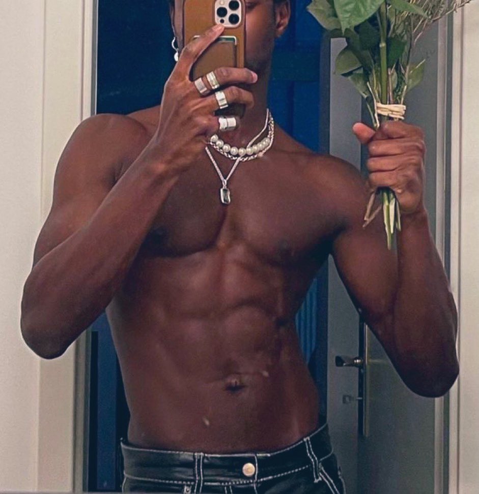 Seductive Sunday with a treat for the reader ;)