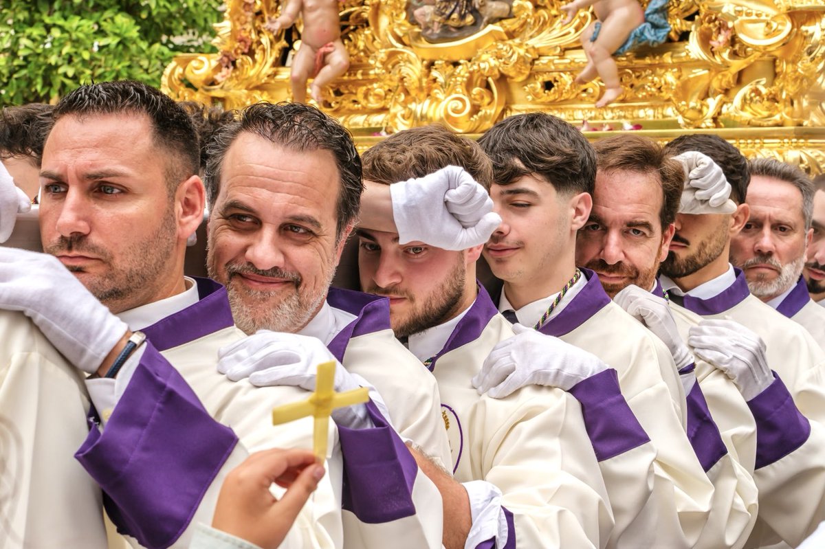 CM_MalagaFoto's tweet photo. Domingo de Ramos. Before a Sahara sand thunderstorm warning brought most of the processions to an end, before they had even started. https://t.co/YBW0gwcw2N