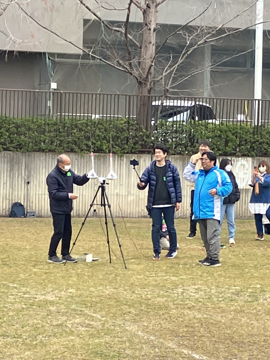 todoroki_park's tweet photo. 本日3/24㈰お昼には、#運動広場 で #モデルロケット の打ち上げを行いました！！
子どもから大人まで幅広く参加し、自作のモデルロケットをいざ打ち上げ！迫力ある瞬間でした☺

#川崎市 #中原区 #川崎とどろきパーク #川崎ロケット教室プロジェクトFUEL https://t.co/fbHewySMCG