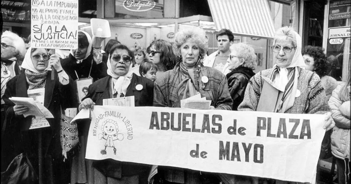Siempre junto a las Madres y Abuelas.

Hoy marchamos más que nunca. No vamos a permitir que triunfe el negacionismo. 

#MemoriaVerdadJusticia

#Son30000