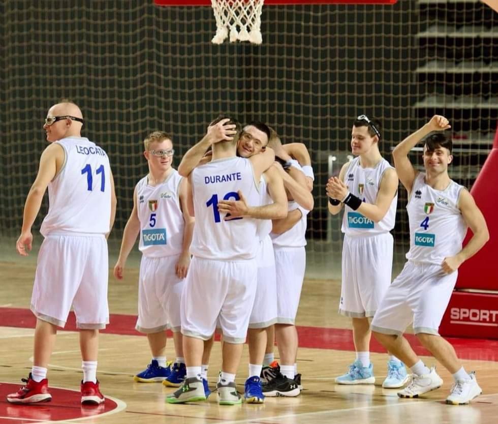 Campioni del Mondo! La Nazionale 🇮🇹 di Basket con Sindrome di Down è medaglia d’oro 🥇 ai Trisome Games di Antalya. Un grande successo che conferma l’impegno degli atleti, dei tecnici e della Federazione @FISDIR Ragazzi siamo orgogliosi di voi! 👏