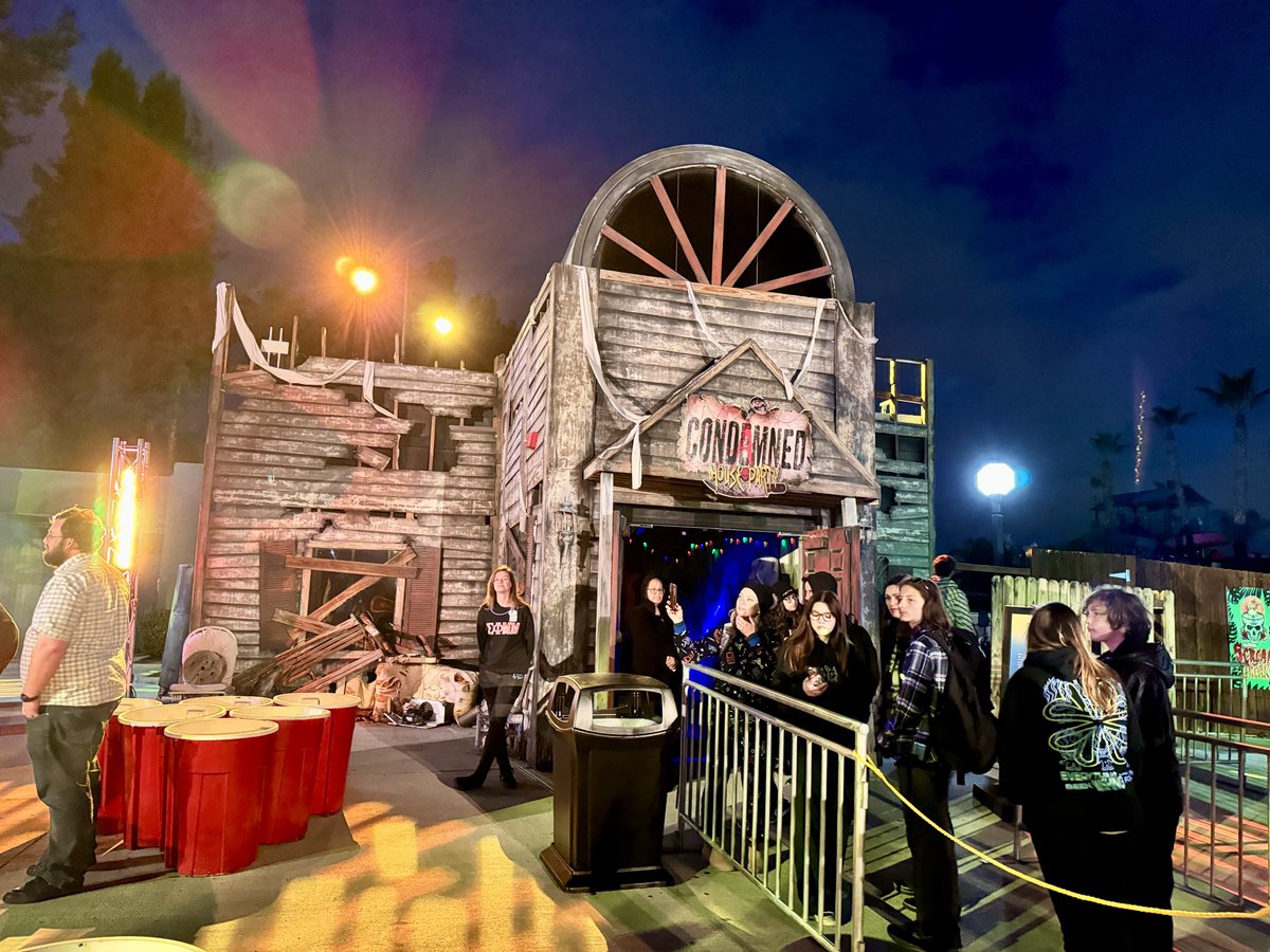 SoCal360's tweet photo. If you guys want to get your Halloween fix, Six Flags Magic Mountain “Scream Break” is the place to be. There are 2 haunted houses (SAW & Condemned House Party), 3 scare zones & 6 rides. Takes place every Fri & Sat until April 13 from 9pm-12am. 👻@SFMagicMountain #ScreamBreak https://t.co/8v7dQq8Ln1