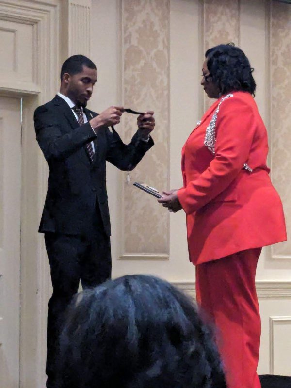 CVBACDST's tweet photo. ๐ Drumroll, please! ๐ Join us in a round of applause for our 2024 Unsung Hero, Soror Rhonda Lundy! Your dedication knows no bounds, and we're endlessly grateful for your tireless service to our chapter.
#CVBAC | #DST1913 | #SensationalSAR | #UnsungHero | #SHARPC https://t.co/CpyLQw0ENN