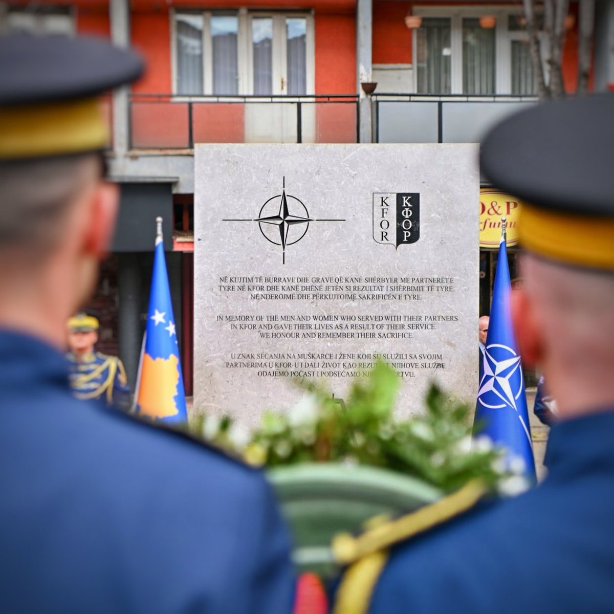 At the invitation of @VjosaOsmaniPRKS, I joined colleagues in remembering the @NATO soldiers who lost their lives during their deployment to Kosovo🇽🇰. Our increased 🇩🇪 contingent within @NATO_KFOR underlines our commitment to peace and security in Kosovo🇽🇰! 🇩🇪🤝🇽🇰