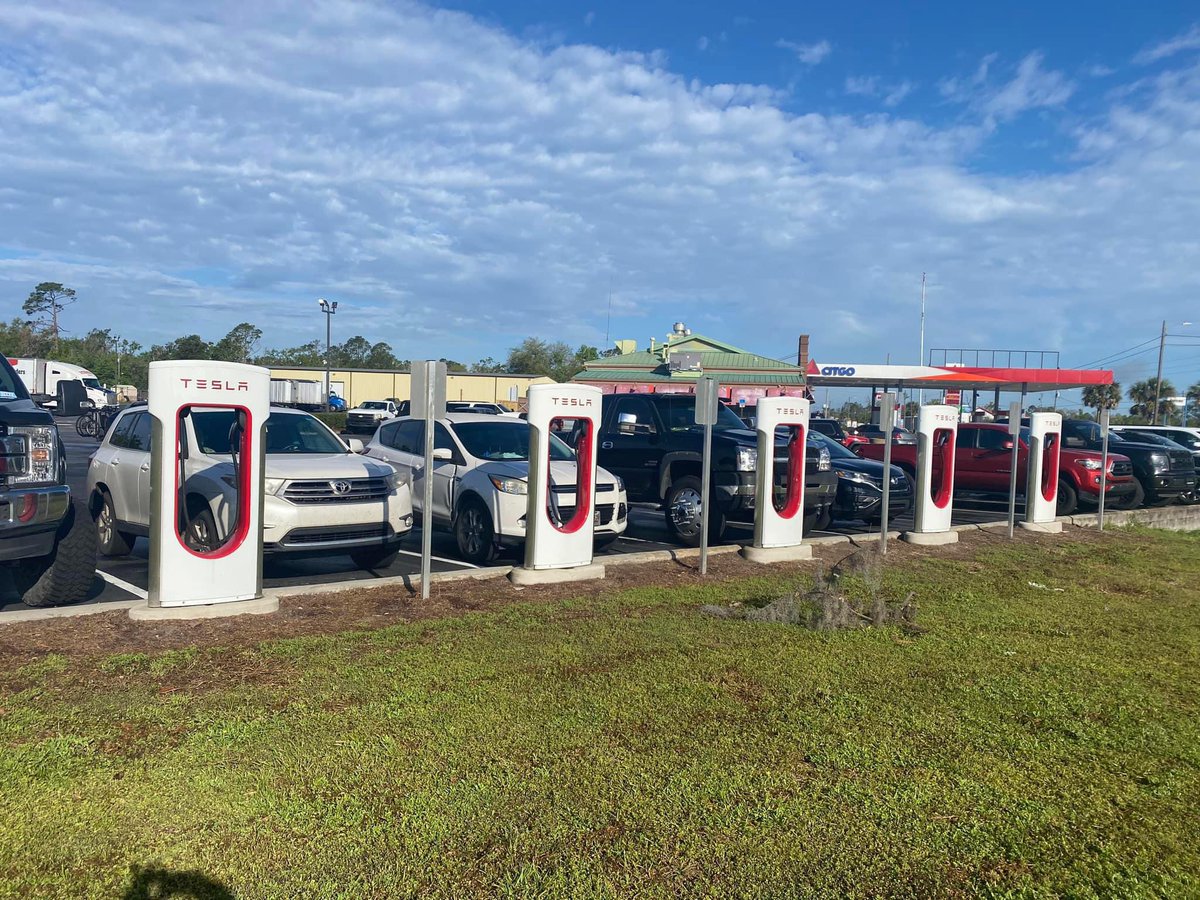 jeety's tweet photo. @elonmusk what do you plan to stop this behaviour? We don’t have to fight to charge our Tesla. Seen in Florida. https://t.co/6M9uJgRpeb
