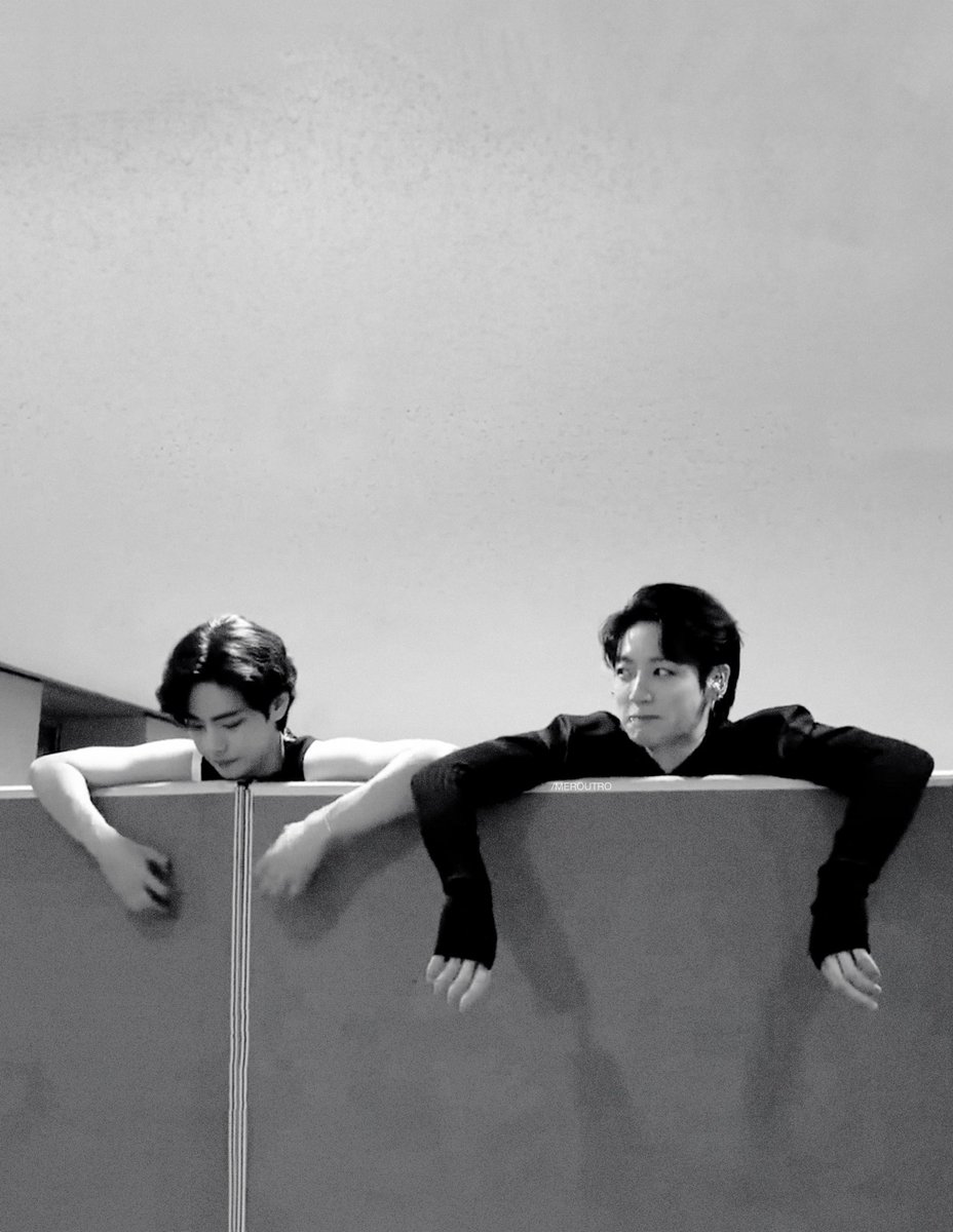 meroutro's tweet image. two puppies on a fence