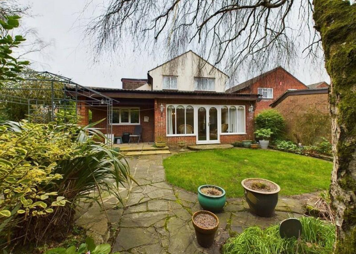 New Property Price 🏡

📍Camelot way, Thornhill 
🛏️Three double bedrooms 
🌳Well maintained rear garden 
☀️Sun room 

New Price: £440,000

Contact our sales team today to find out more information 

📧sales@edwardsandco.co.uk
📞 02920 616200 
🌐Edwardsandco (link in bio)