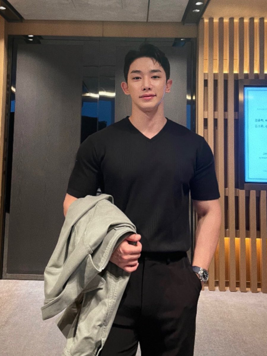 wongust_d's tweet photo. College boyfriend               Rich husband

#원호 #WONHO https://t.co/tFODLfb3W2