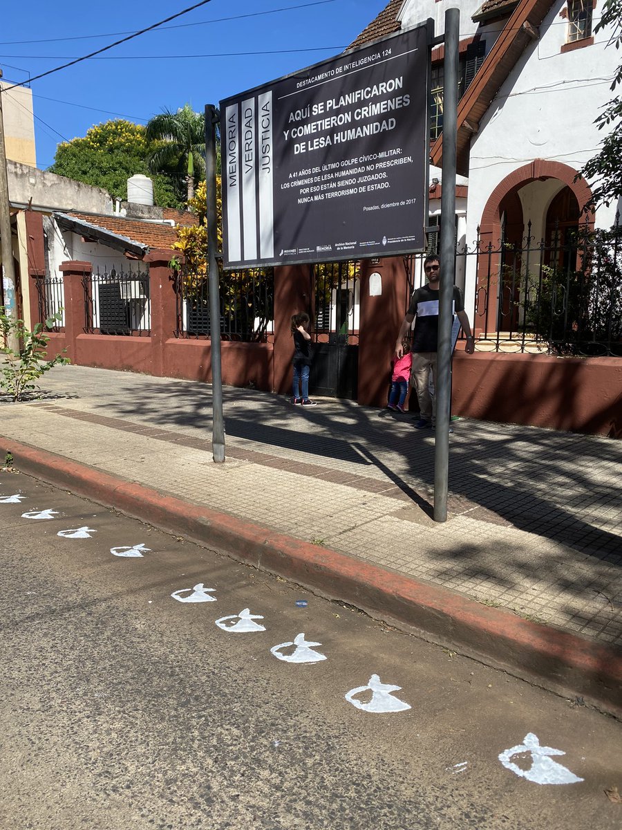 PodemosMisiones's tweet photo. Acompañamos la campaña #MemoriaSí de @abuelasdifusion dejando una huella en el espacio público.

La huella imborrable que representa la historia, la lucha y la construcción de un Estado democrático que vela por una argentina libre, justa y soberana.

Más que nunca, nunca más. ✊🏼 https://t.co/jevIkWvkBw