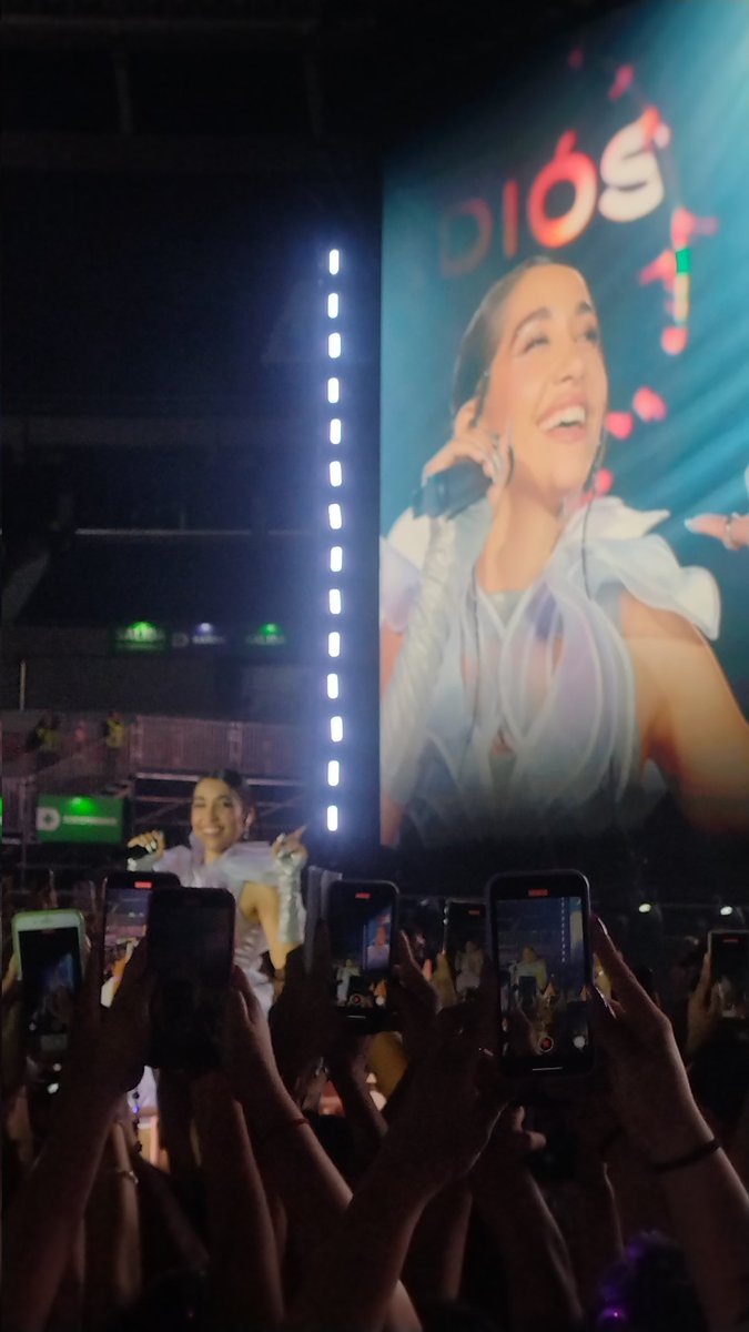 beleen137's tweet photo. LA MEJOR NOCHE DE MI VIDA😭😍 
valió la pena absolutamente todo, las horas de espera, los pesos gastados, cargarme de calor, el dolor de mi rodilla😭 TODO. TE AMO @MariaBecerra22 https://t.co/D6GJ7N098H