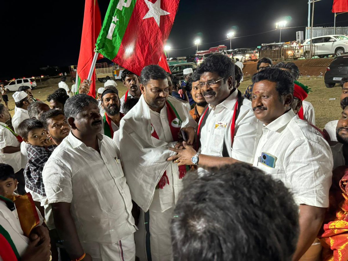chandramohan_ND's tweet photo. கூட்டணி கட்சித் SDBI மாநில தலைவர்  திண்டுக்கல் பாராளுமன்ற உறுப்பினர் நெல்லை முபாரக் அவர்களுக்கு வாழ்த்துக்கள் தெரிவித்த போது.

#வெல்லட்டும்_இரட்டைஇலை 

#ADMK_TRY

@AIADMKOfficial https://t.co/niChcFNmZO