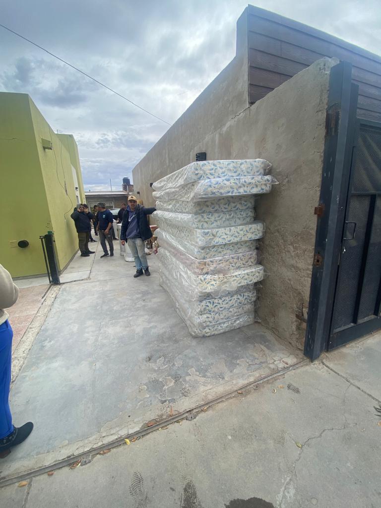 marielabranda's tweet photo. #Chubut #Trelew 
ESCANDALO 

No es un corralón!!

Es la casa de un exfuncionario Municipal. Una de las manos derecha del exsecretario de Acción Social, Angel Castillo. 

Se presume que al igual que la causa Royal Canin, vendían los productos destinados a la asistencia social. https://t.co/Q9dwuyBHGd