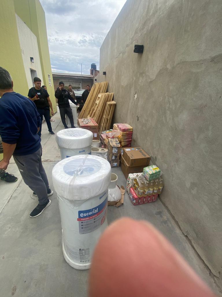 marielabranda's tweet photo. #Chubut #Trelew 
ESCANDALO 

No es un corralón!!

Es la casa de un exfuncionario Municipal. Una de las manos derecha del exsecretario de Acción Social, Angel Castillo. 

Se presume que al igual que la causa Royal Canin, vendían los productos destinados a la asistencia social. https://t.co/Q9dwuyBHGd
