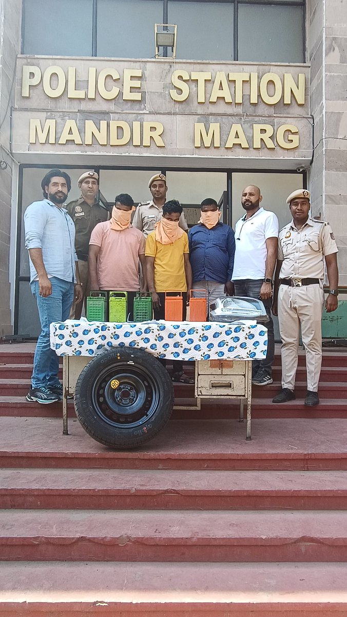 DCPNewDelhi's tweet image. !! BUSTED !!

Gang of car accessory thieves nabbed by PS Mandir Marg. 3 criminals arrested, including a receiver of stolen goods. 2 theft cases solved. Stolen articles &amp;amp; a Maruti WagonR used in the crimes recovered. Kudos to the team of PS Mandir Marg.

#DelhiPolice
#CrimeSolved