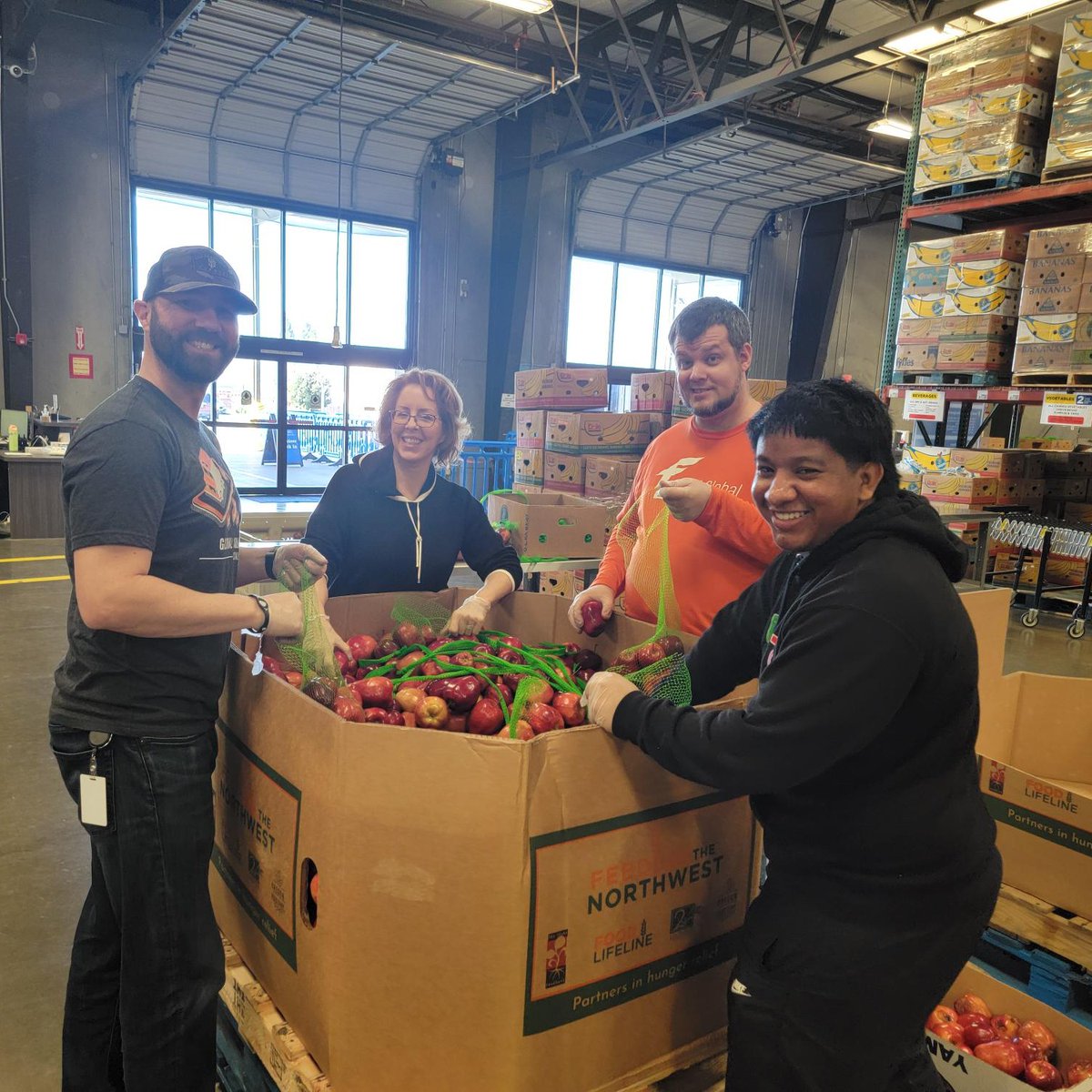 FlashGlobal's tweet photo. Our CA #FlashFam volunteered at the @SacFoodBank sorting and putting together food packages for nearly 800 local families! 🧡🍎 Amazing work, team!

#Sustainability #FlashGivesBack #SFBFS https://t.co/IUVggnwHE0