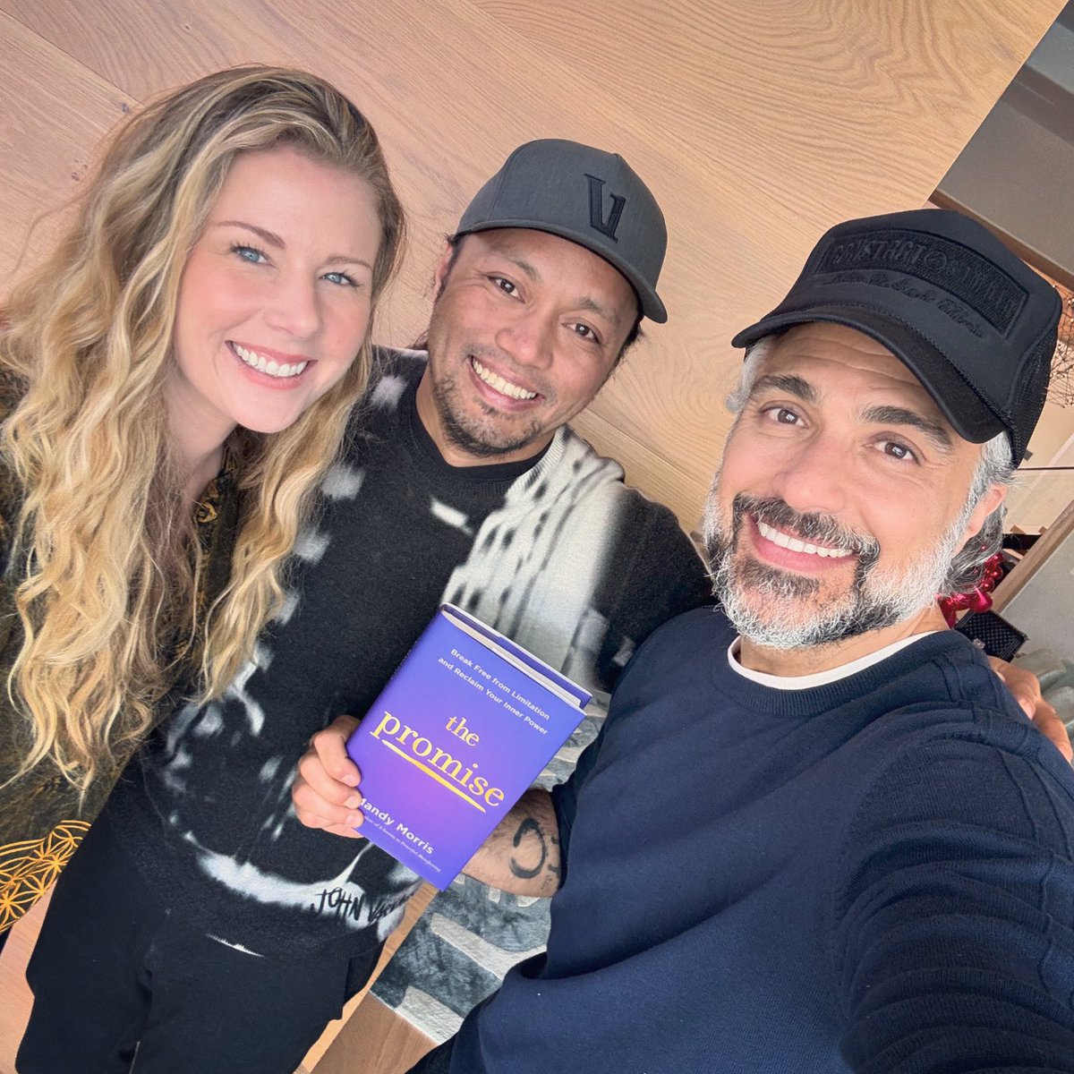 Healers, spiritual activators… But first and foremost kind, generous and amazing souls. What a pleasure to meet you Oliver and Mandy 🙏🏽🙇🏽‍♂️ Check out Mandy’s new book #thepromise here 👉🏽 Discoverthepromise.com