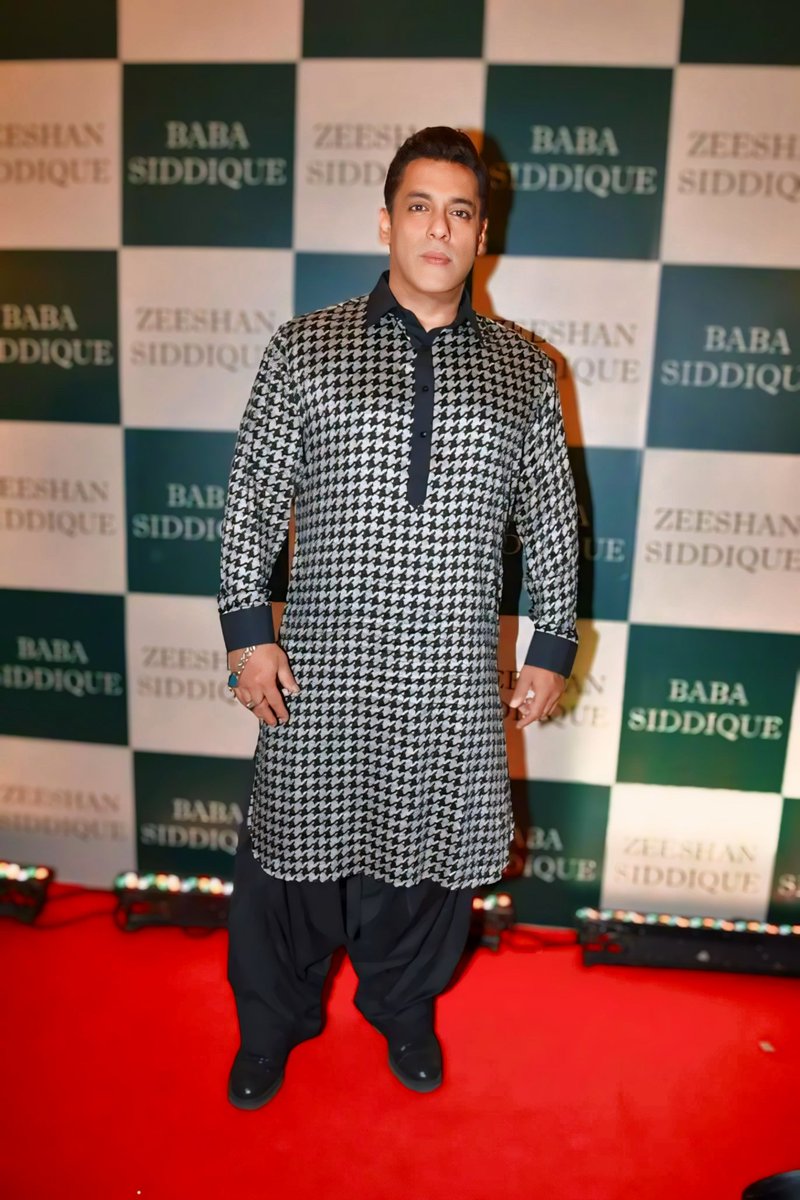 Most dashing and most handsome, he can carry any look perfectly. #Salmankhan 🥰❤️🧿
 @BabaSiddique #Iftarparty today