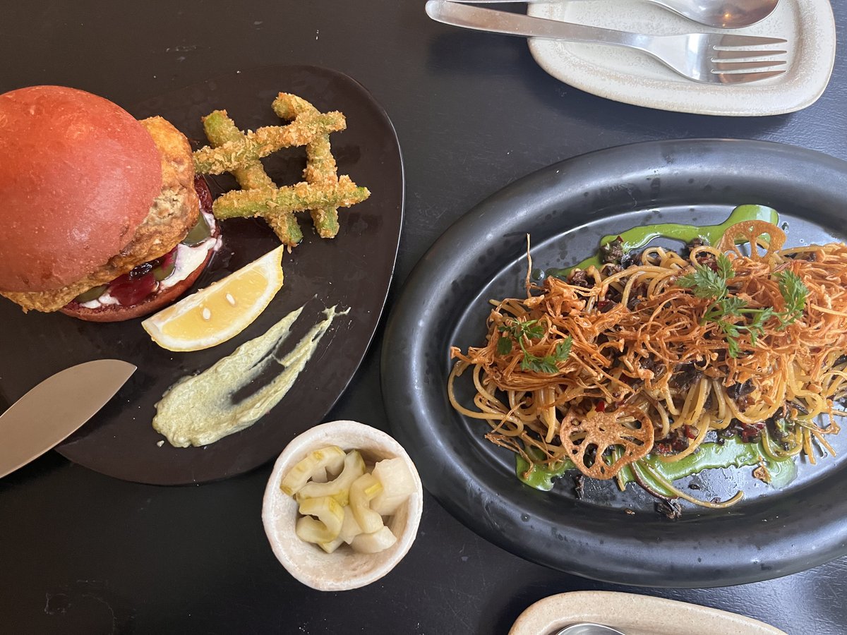 dokkodesuka's tweet photo. 여기는 영도 <아르프>
2024 미쉐린 가이드로 등록된 비건 레스토랑!!!🍽️
고사리 파스타. 모든 재료가 조화롭게 요리되어있었음...
두킨 버거는 두툼한 두부 커틀릿이 통째로 들어있어요
근데 버거보다도 같이 나오는 아스파라거스 튀김이 너무 맛있어서 따로 리필하고 싶었다는.. https://t.co/SoL0wW7pG7