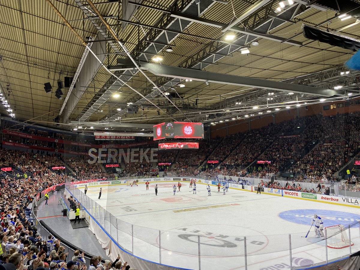 Fem sekunder efter att vi drar igång ”Bara leksingar, överallt leksingar” så att det ekar i Scandinavium kommer det här upp på jumbotronen. Litar ni inte på att era egna supportrar rår på oss utan hjälp?