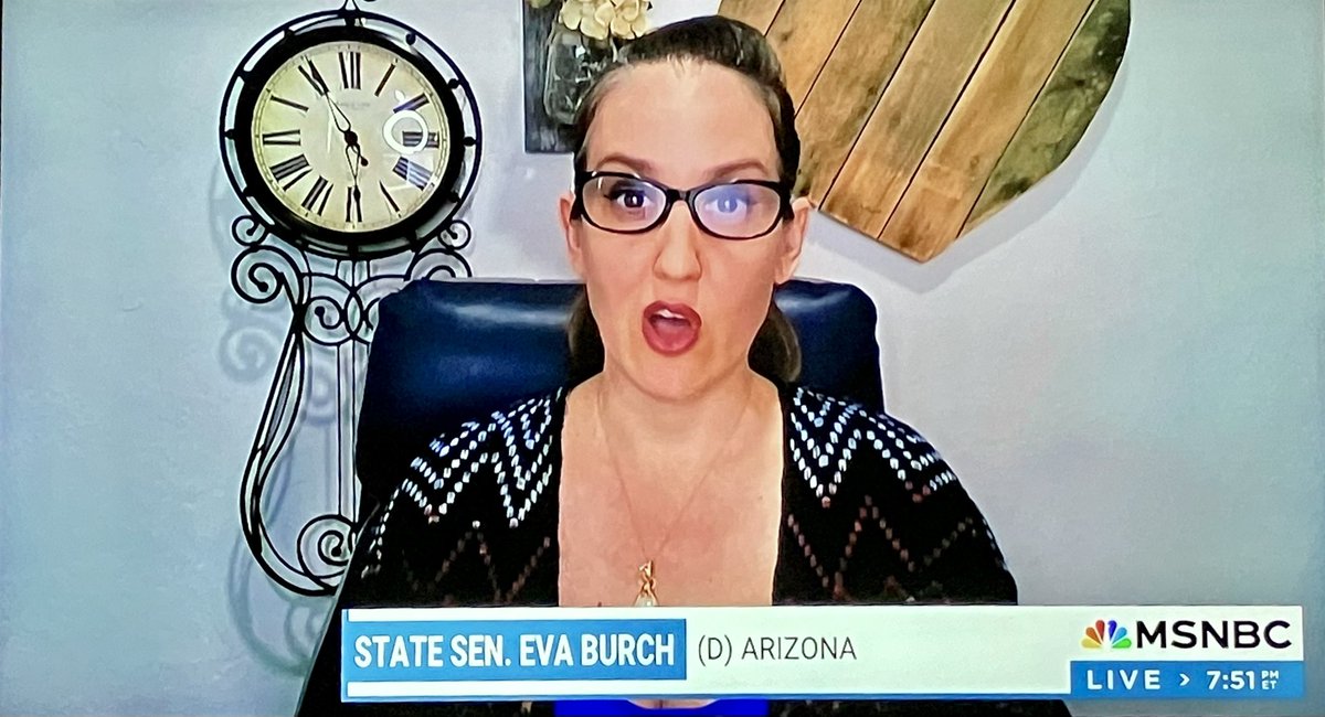 ratemyskyperoom's tweet image. Good Arizona setup. Very cool clock. Wood wall art. Minor ring light violation. 9/10 @EvaBurchAZ