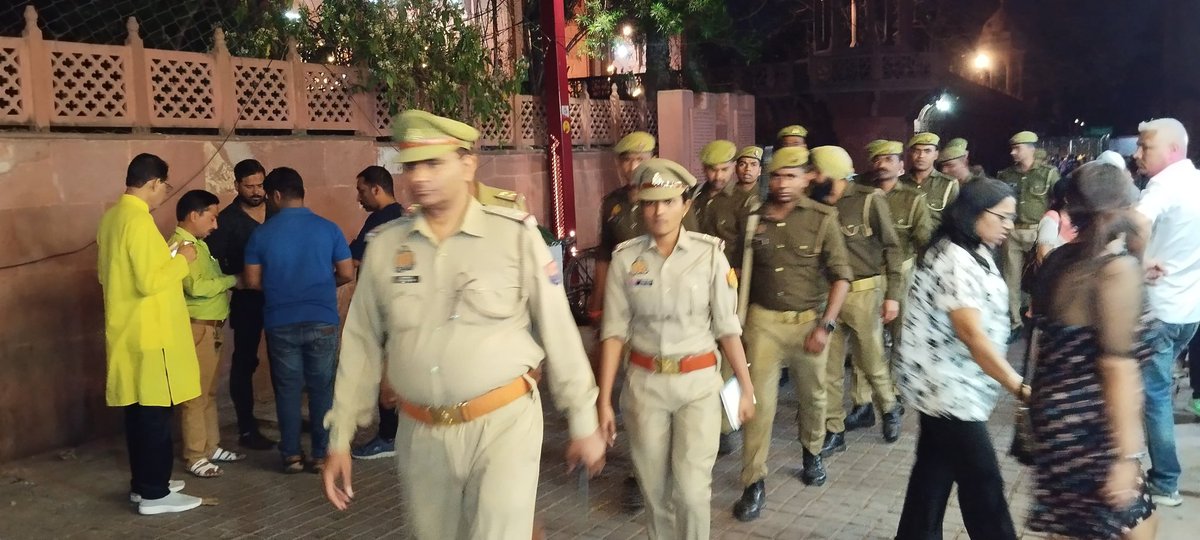 DCPCityAgra's tweet photo. #PoliceCommissionerateAgra

@DCPCityAgra @SurajRai_IPS के निर्देशन में आगामी लोकसभा चुनाव-2024 एवं कानून/शांति व्यवस्था के दृष्टिगत #थाना_ताजसुरक्षा पुलिस टीम द्वारा थाना क्षेत्रान्तर्गत संवेदनशील स्थानों एवं मार्गों पर की गई पैदल गश्त। 

#UPPolice https://t.co/omolCXNPgY