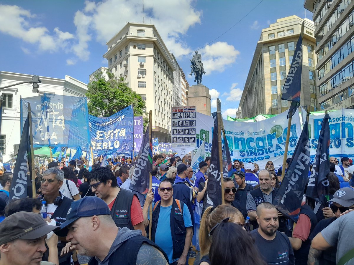 AAAJ00068631's tweet photo. #Entrando a la #PlazaDeMayo.
@SATSAIDnacional
#NuncaMas
#Son30Mil
#MemoriaVerdadYJusticia https://t.co/6Ru5ytbm7i
