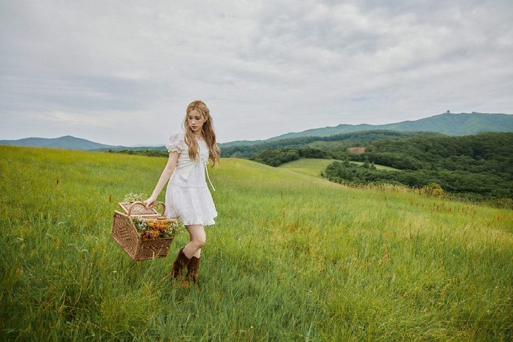 as the sun dips below the horizon, it sends a maiden of twilight. only you, @baehayyih, i find solace, and in the gentle embrace of her fading light, gratitude blooms within me for the beauty she brings to the closing moments of the day.