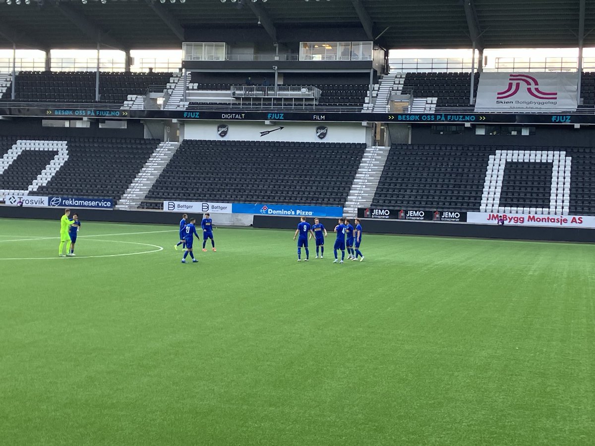 ⁦<a href="/sfjfotball/">Sandefjord Fotball</a>⁩ C’mon the blues from your new supporters #cornerbar #sandefjordwhites #leedsunitedblues