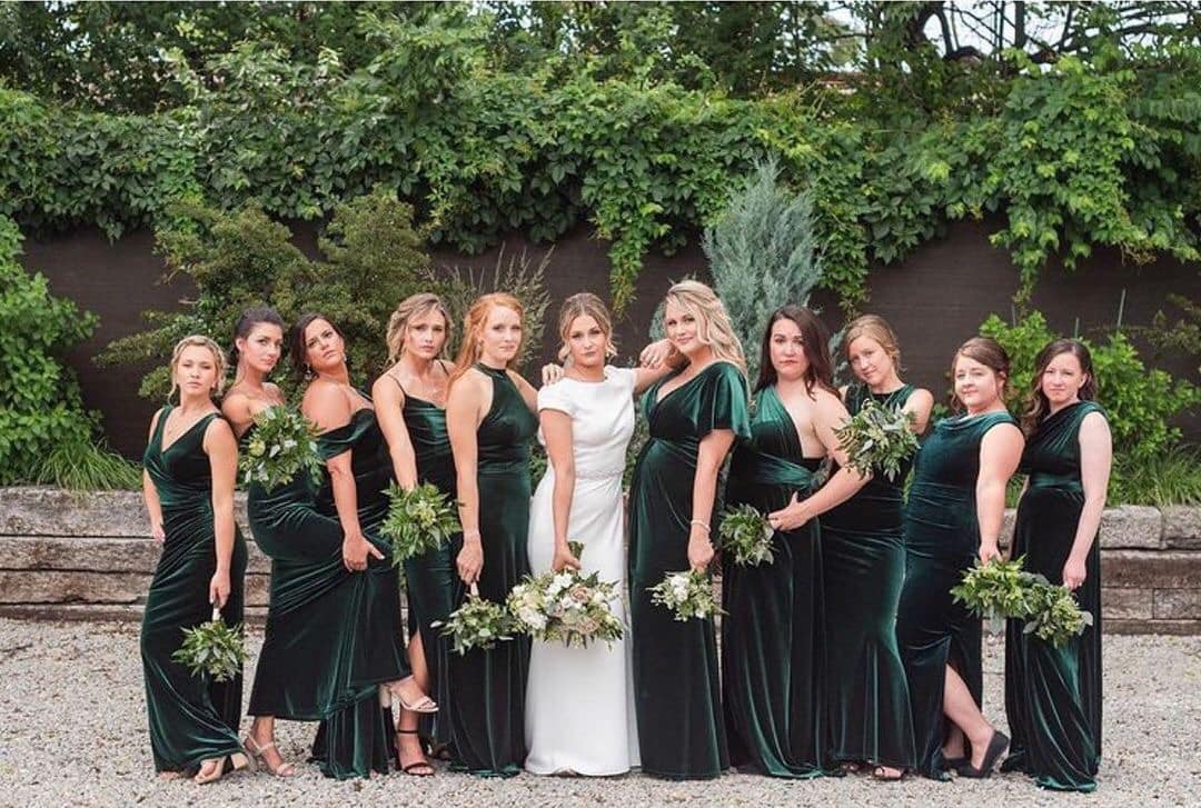 We’re getting in the mood for spring and summer, and we're channeling all things green and vibrant…trees, plants and these gorgeus emerald dresses. 🍃 Simply stunning! Image: @ theevergreenphotographyco Floral: @ floralvdesigns #daytonwedding #discoverdayton